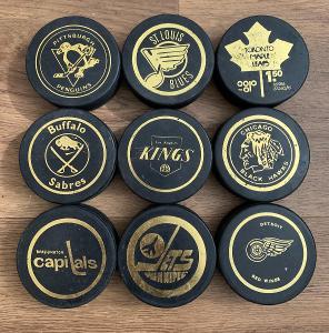 Oficiální suvenýrové hokej puky týmu NHL z let 80tých.