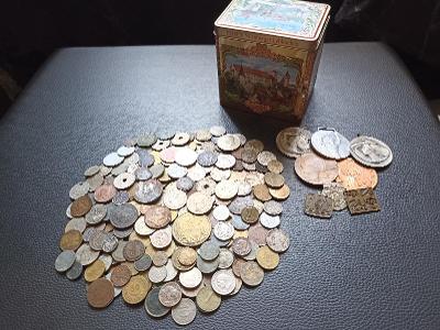 Stare nalezove mince v plechove hraci krabicce