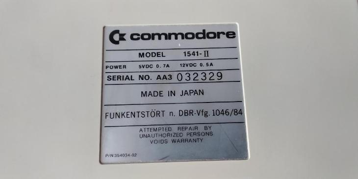 Commodore 1541-II + napájecí adaptér + datový kabel
