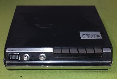 Starý přenosný magnetofon National Panasonic RQ-227SD