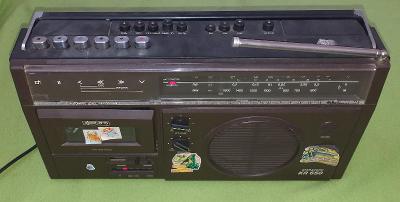 Staré rádio s magnetofonem Bruns KR 650