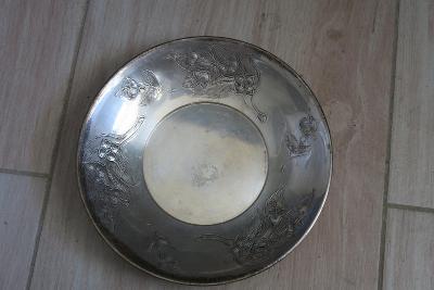 Starý stříbrný talíř zdobený rostlinným motivem. Váha cca 204 gramů