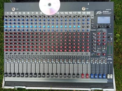 Špičkový analogový mixážní pult Peavey 24FX s digitální sekcí s case D