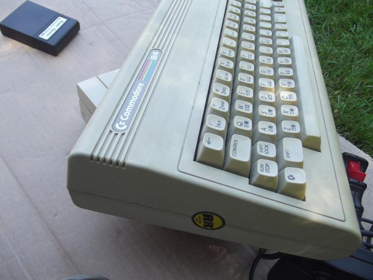 Historický funkční počítač Commodore C64 