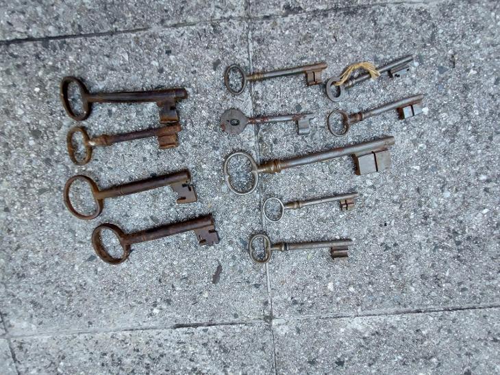 Staré historické klíče  11 kusů. - Starožitnosti