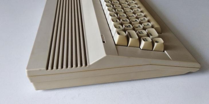 Commodore 64C + napájecí adaptér + manuál