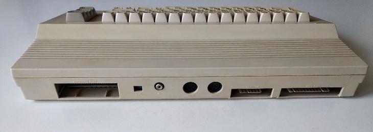 Commodore 64C + napájecí adaptér + manuál