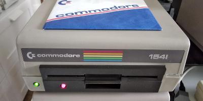 Commodore 1541 + napájecí a datový kabel + manuál