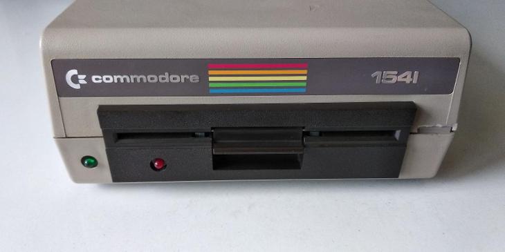 Commodore 1541 + napájecí a datový kabel + manuál - Počítače a hry