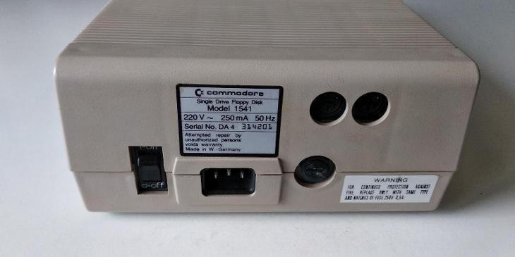 Commodore 1541 + napájecí a datový kabel + manuál - Počítače a hry