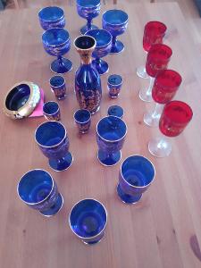 Originální modrá sada na alkohol, karafa + červené sklenky na víno.