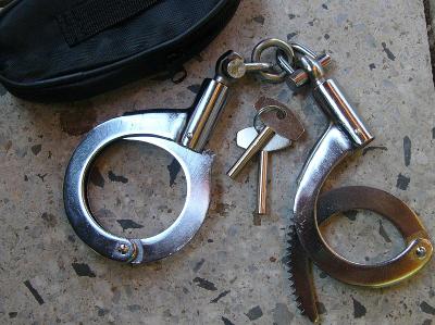 Ocelová policejní pouta s 2 klíčky robusní