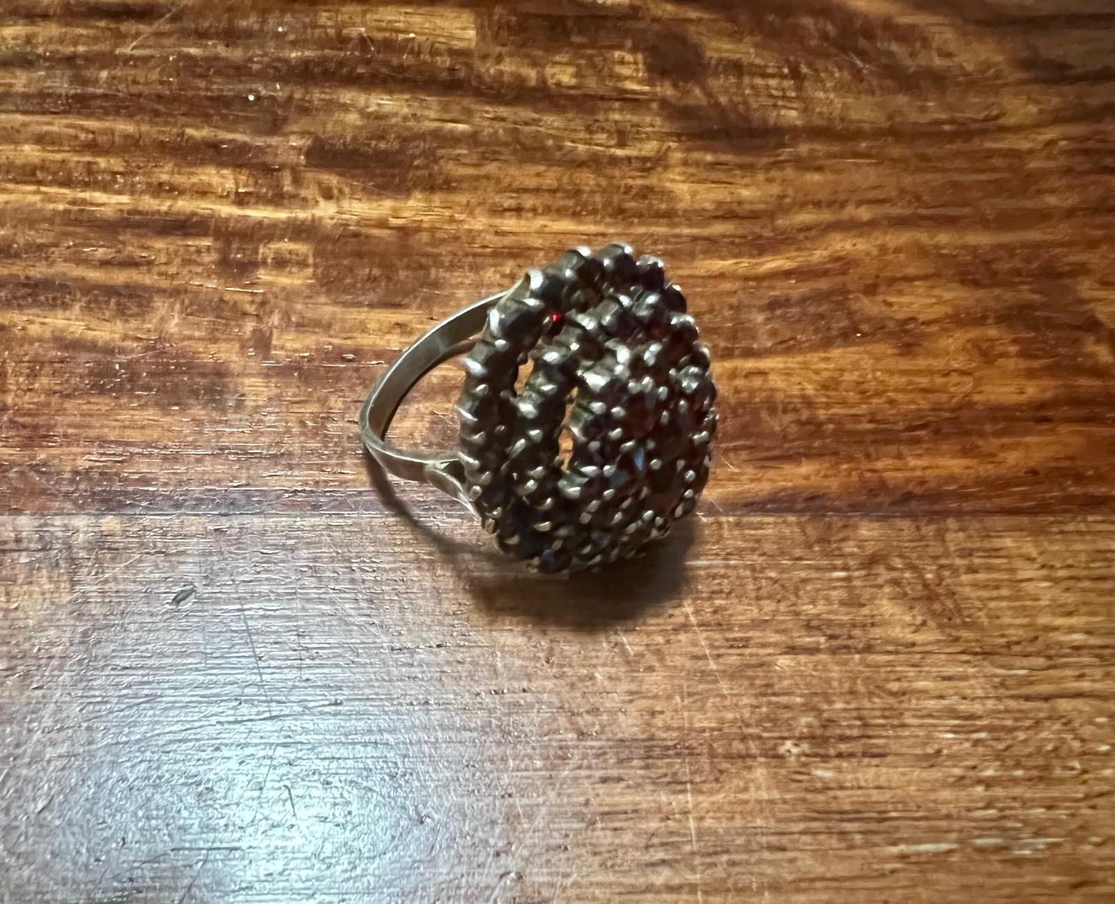 Krásný ag stříbrný starožitný prsten s ČESKÝMI GRANÁTY - TOP STAV  - Starožitné šperky