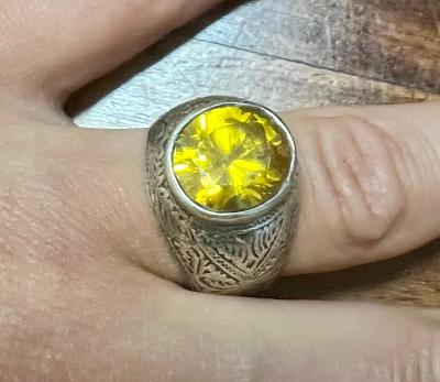 Krásný ag stříbrný starožitný prsten GRAVÍROVANÝ se žlutým kamenem 