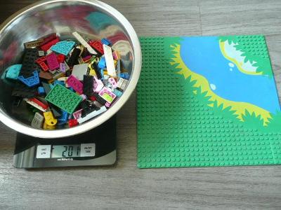 200g Lego + deska - mix rok 1980 - 2010 set.č.6