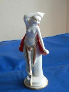 Starší porcelánová soška figura nahé slečny - poškozená