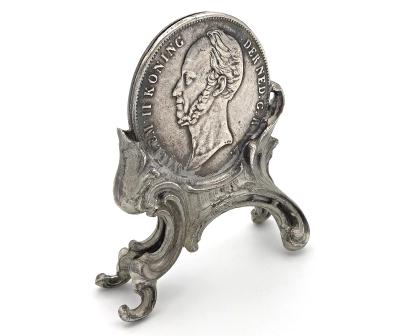 Dekorace - stojánek s kopií historické mince