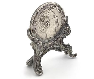 Dekorace - stojánek s kopií historické mince