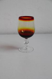 P2. sklenice na víno na vysoké noze více barevné sklo 