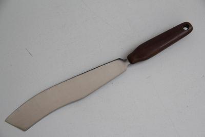 P2. kuchyňská pomůcka servírovací nůž s bakelitovou rukojetí