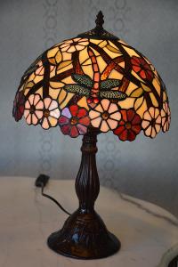 Tiffany lampa s kvetinami a vážkami - krásna
