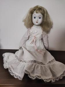 Stará porcelánová panenka 