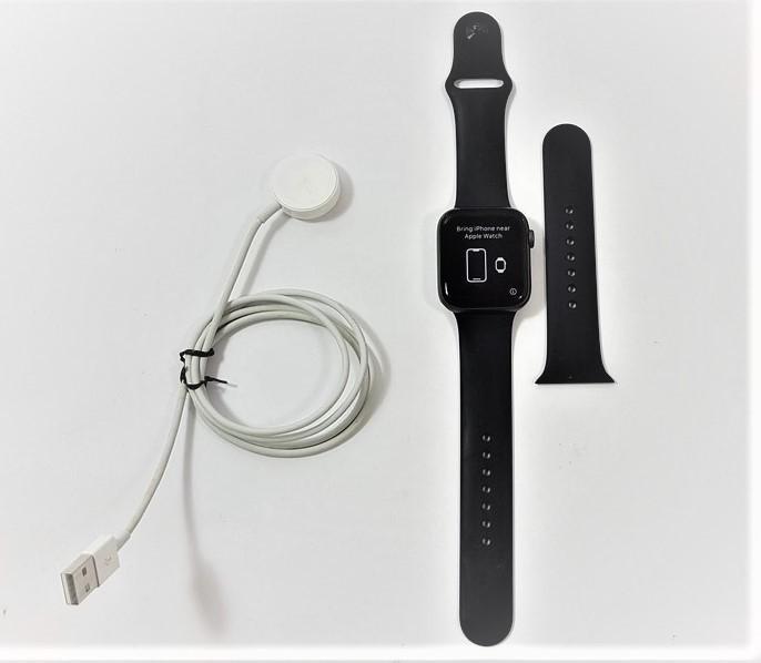 Apple Watch Series 4 44mm GPS Vesmírně šedý hliník s černým sportovním - Mobily a chytrá elektronika