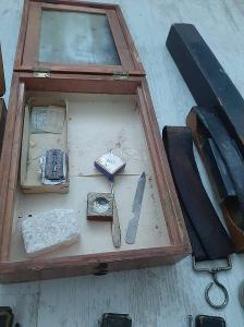 Staré dřevěné krabičky na holení,břitvy,brousek