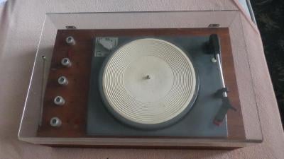 Gramofon TESLA NZC 110.