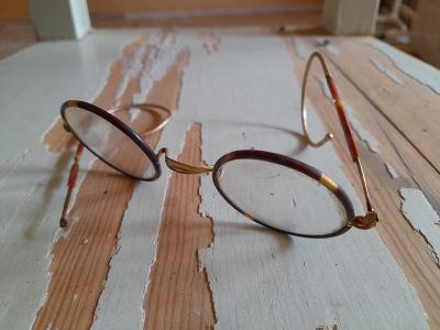Starožitné brýle, kovové - nemagnetické / konce stranic tvoří pružina