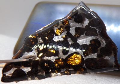 Pallasit XL Vzácný Meteorit - Žlutozelené olivíny - 15,2 g - Keňa TOP