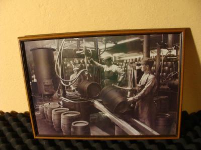 Rámovaný Obraz - Práce v pivovaru - plnění sudů