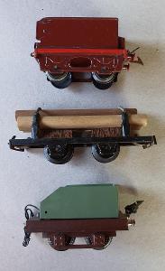 2x plechový tendr a nákladní vagón.