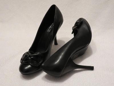 Nová dámská obuv  -  černé lodičky č. 39