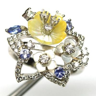 Přepychový prsten  s kytičkou z perleťi a tanzanity