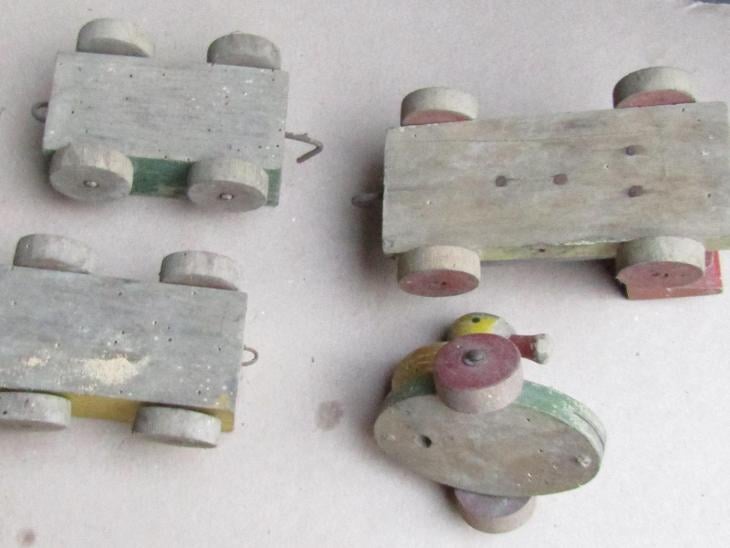 Staré dřevěné tahací hračky