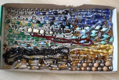 Štrasová čelenka a náhrdelníky s korálky z řezaného skla, různé barvy 
