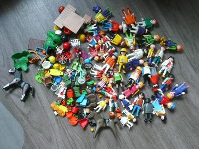 větší množství (cca 45+) panáčků Playmobil - set. č.2
