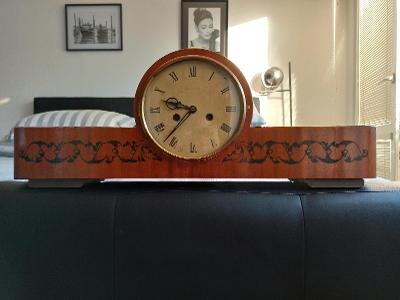 Větší dřevěné hodiny 