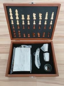 Šachy a placatka s panáky v dřevěné kazetě