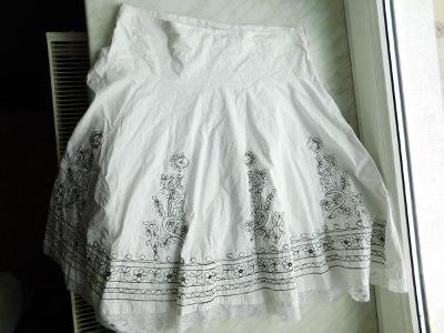 Pěkná bílá vyšívaná  sukně s pajetkami a korálky vpředu, A I Cool 42