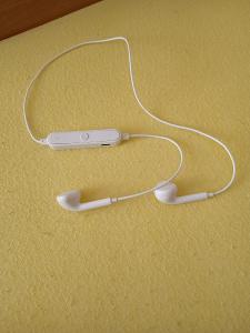 Bezdrátové sluchátka Sony bílá