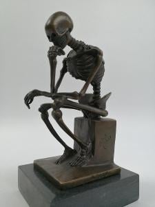 Sedící kostra, bronzová socha Myslitel po Rodinovi