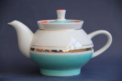 K1. stará malá čajová porcelánová konvička značena 