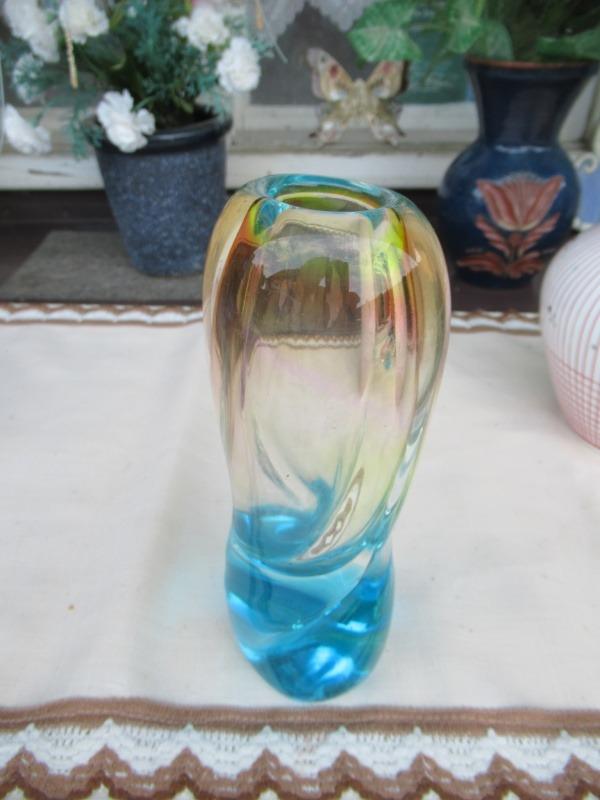Pěkná váza duhové sklo - masiv  - Starožitnosti
