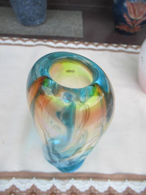Pěkná váza duhové sklo - masiv  - Starožitnosti