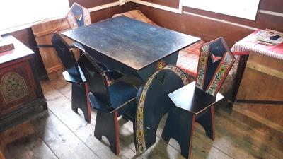 Starožitný malovaný stůl, 4 židle a lavice 