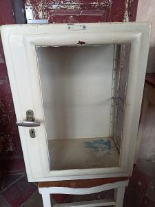 Stará kovová prosklená lékarenská skříňka 60x45x30 cm (16964P)