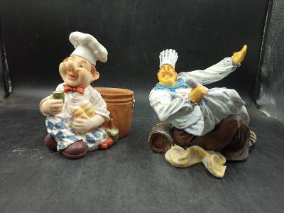 2 x plastové figurky kuchařů 16x13x8,14x16x14 cm (17001)