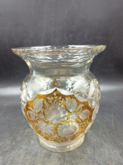 Sklenená brúsená váza, 2 oťuky, 16x14 cm (16617) - Starožitnosti